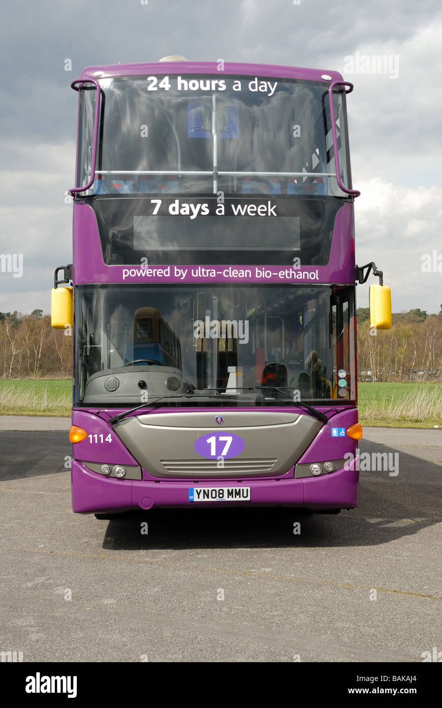 Vorderansicht des YN08 MMU Lesung Busse Scania Nummer 1114 angetrieben durch ultra clean Bio-Ethanol bei Cobham Bus Museum Annual Stockfoto