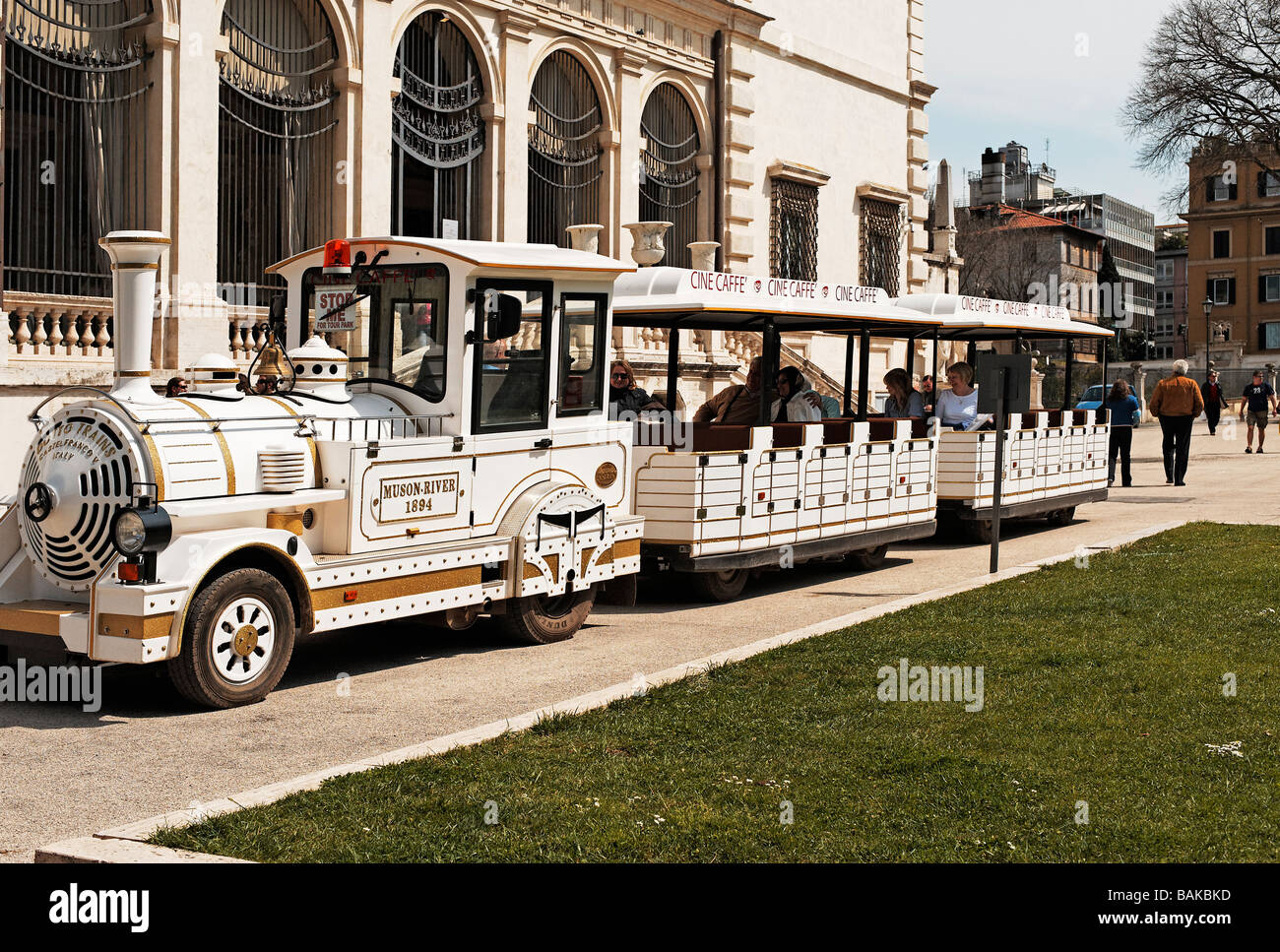 Touristischer Zug an die Gärten der Villa Borghese in Rom Stockfoto