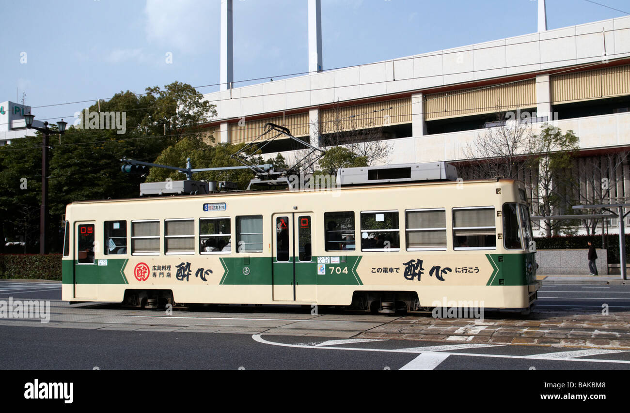 Elektrische Straßenbahnen sind Bestandteil des öffentlichen Verkehrssystems in Hiroshima, Japan Stockfoto