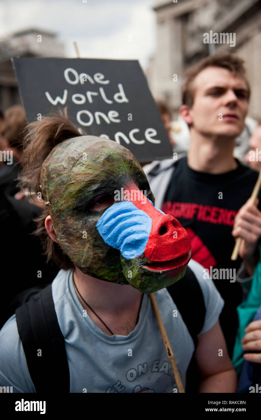 Antikapitalistische Demonstranten versammelten sich die Bank of England am Vorabend des G20-Gipfels, die mit der Polizei gewalttätig geworden Stockfoto