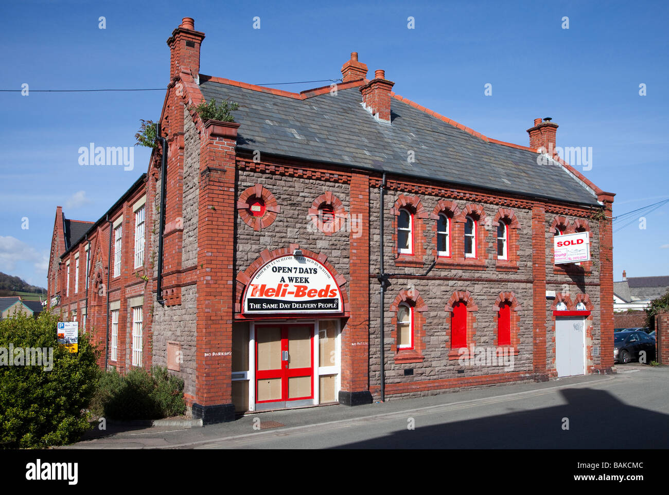 Der Drill Hall Abergavenny im April 2009 nach dem Kauf für Kino Konvertierung aber bevor Arbeit Wales UK begann Stockfoto