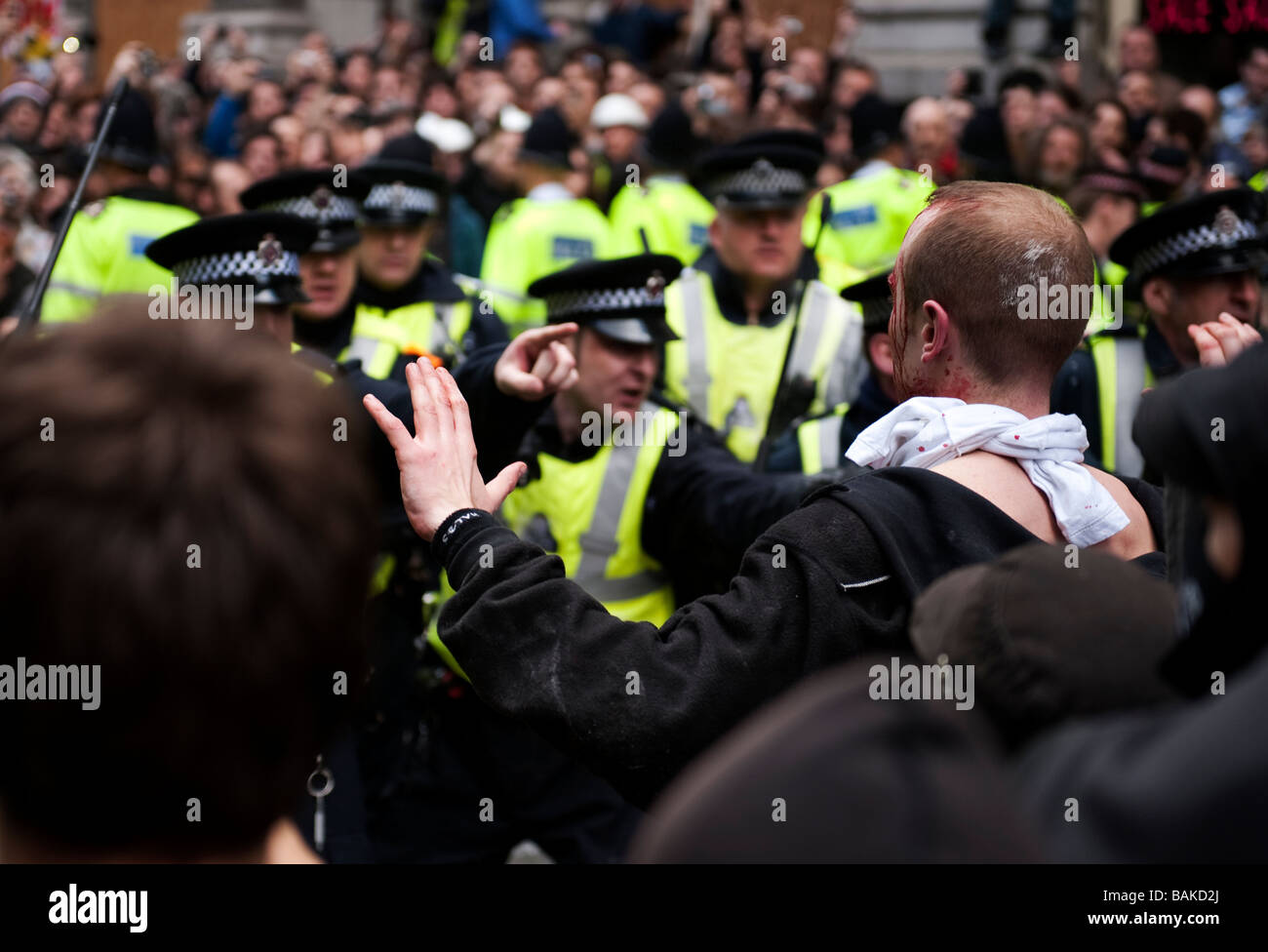Antikapitalistische Demonstranten versammelten sich die Bank of England am Vorabend des G20-Gipfels, die mit der Polizei gewalttätig geworden Stockfoto