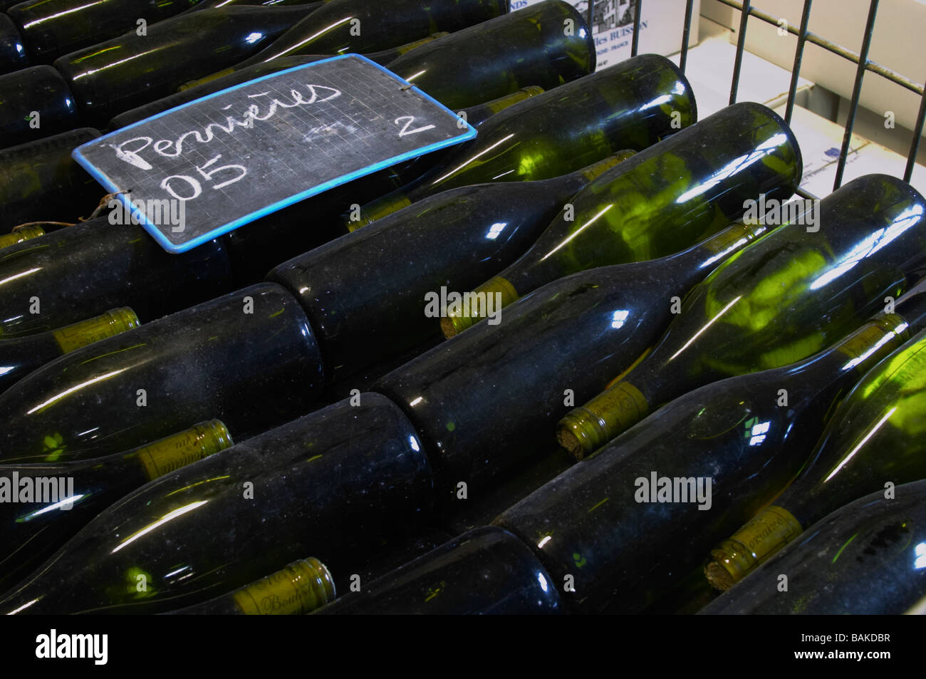 gespeichert in Draht Käfige Kreide Board Dom h & g Flaschen Buisson St Romain Côte de Beaune Burgund Frankreich Stockfoto