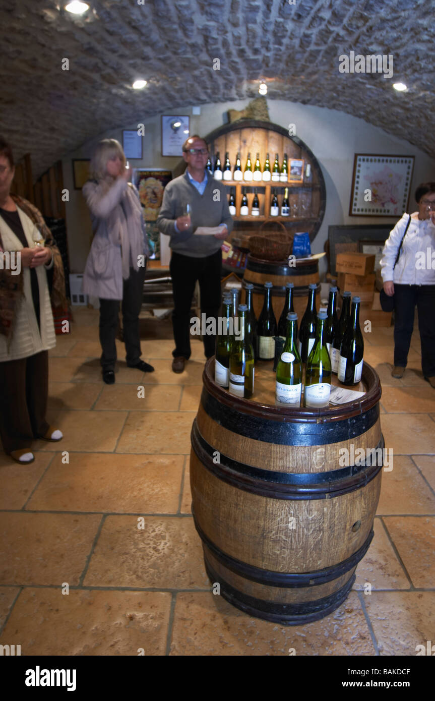 Flaschen in die Weinprobe Zimmer Menschen Verkostung Dom h & g Buisson St Romain Côte de Beaune Burgund Frankreich Stockfoto