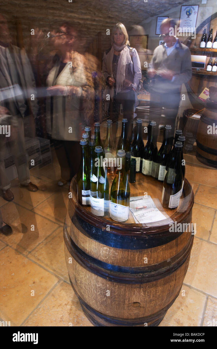 Flaschen in die Weinprobe Zimmer Menschen Verkostung Dom h & g Buisson St Romain Côte de Beaune Burgund Frankreich Stockfoto