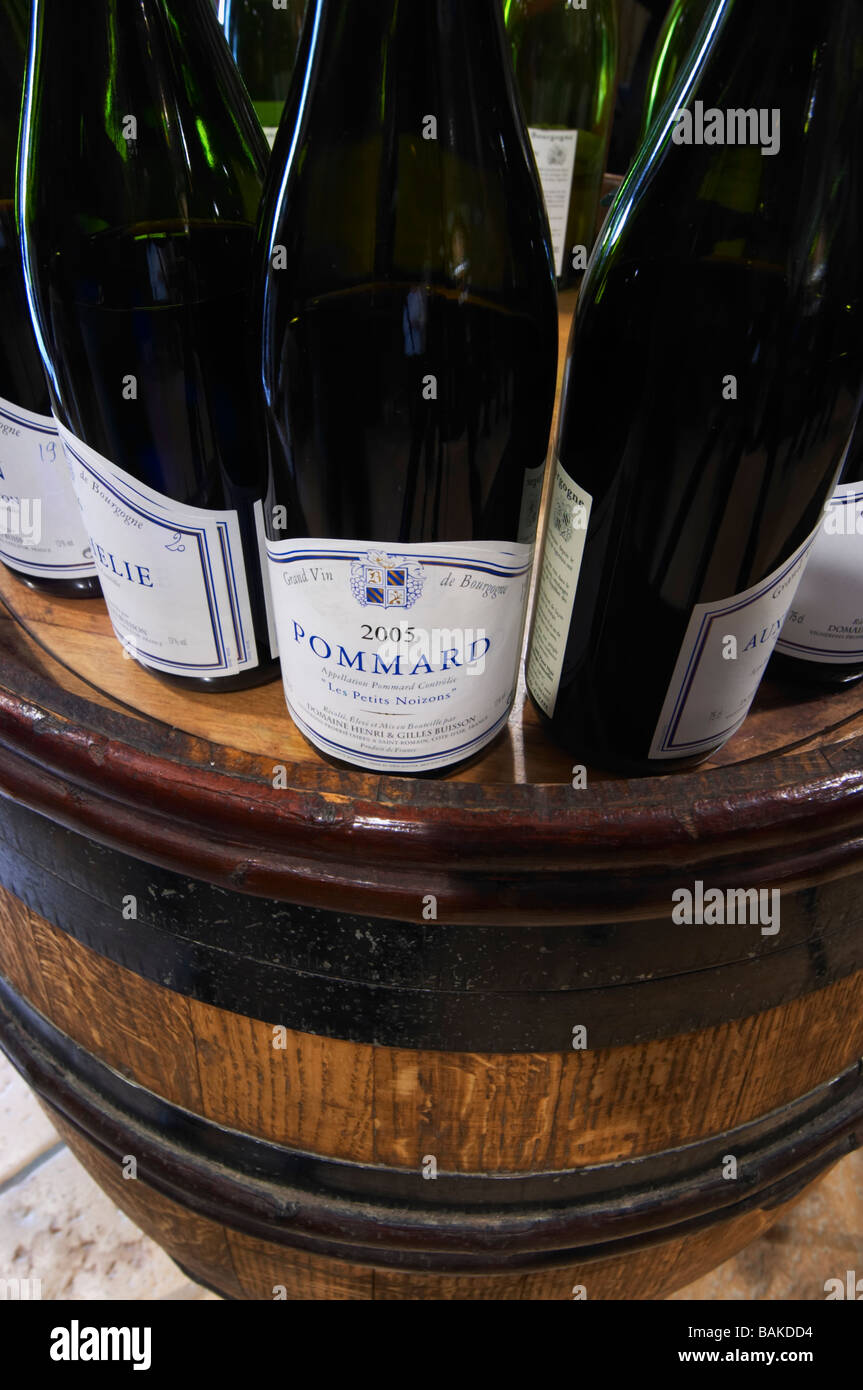 Flaschen in die Weinprobe Zimmer Pommard Dom h & g Buisson St Romain Côte de Beaune Burgund Frankreich Stockfoto