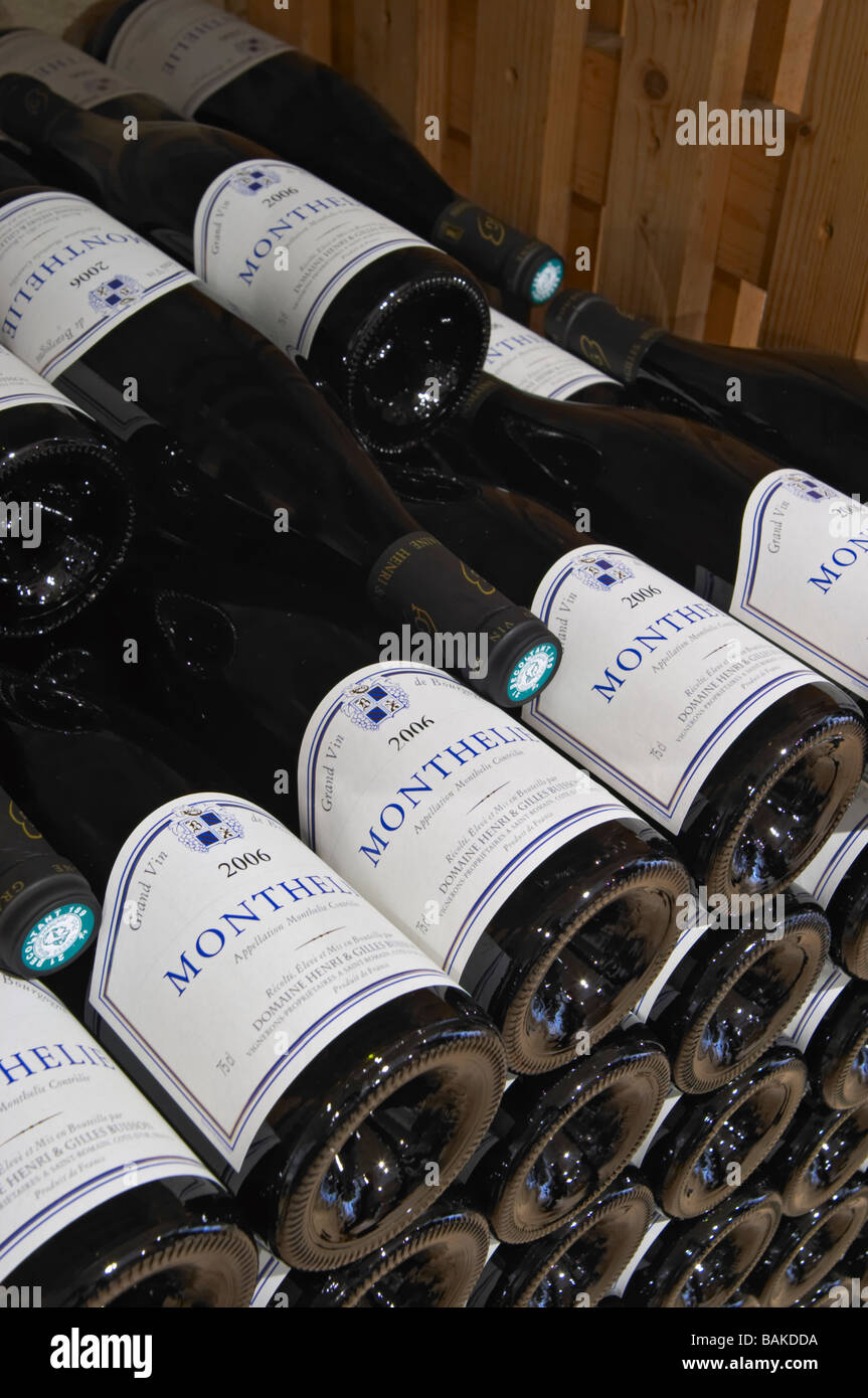 Haufen von Flaschen Monthelie 2006 Dom h & g Buisson St Romain Côte de Beaune Burgund Frankreich Stockfoto