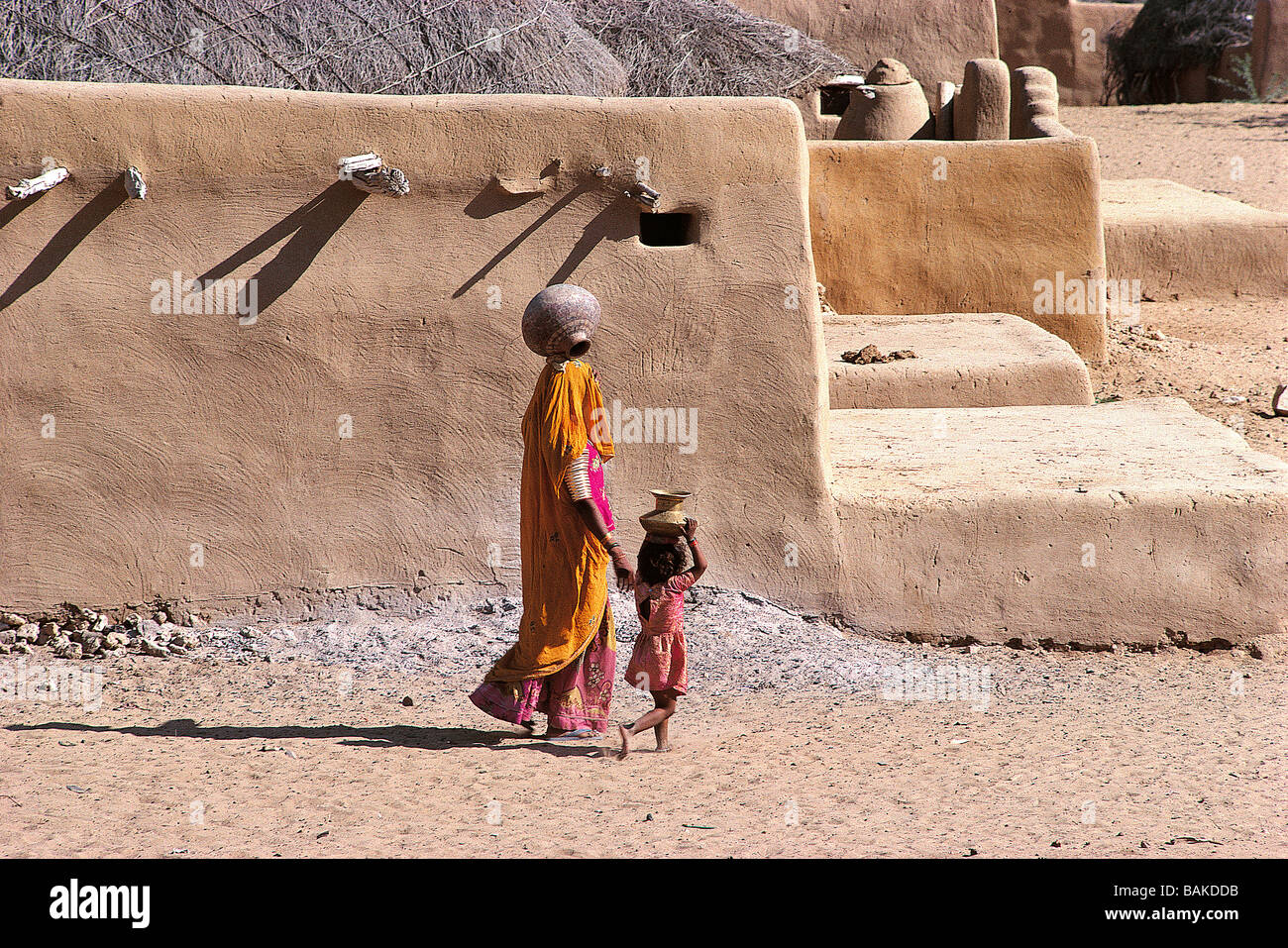 Indien, Bundesstaat Rajasthan, Thar-Wüste, Khuri-Dorf, Frau und Kind Stockfoto