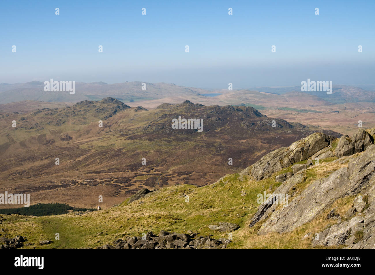 Blick von Harter verliebte sich in die Richtung von Ravenglass grün Crag, Crook Crag, Kepple Felsen, mit Devoke Wasser hinter, Stockfoto