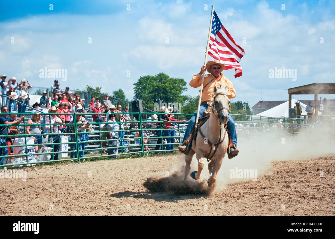 Mann, die amerikanische Flagge beim Rodeo anzeigen Stockfoto