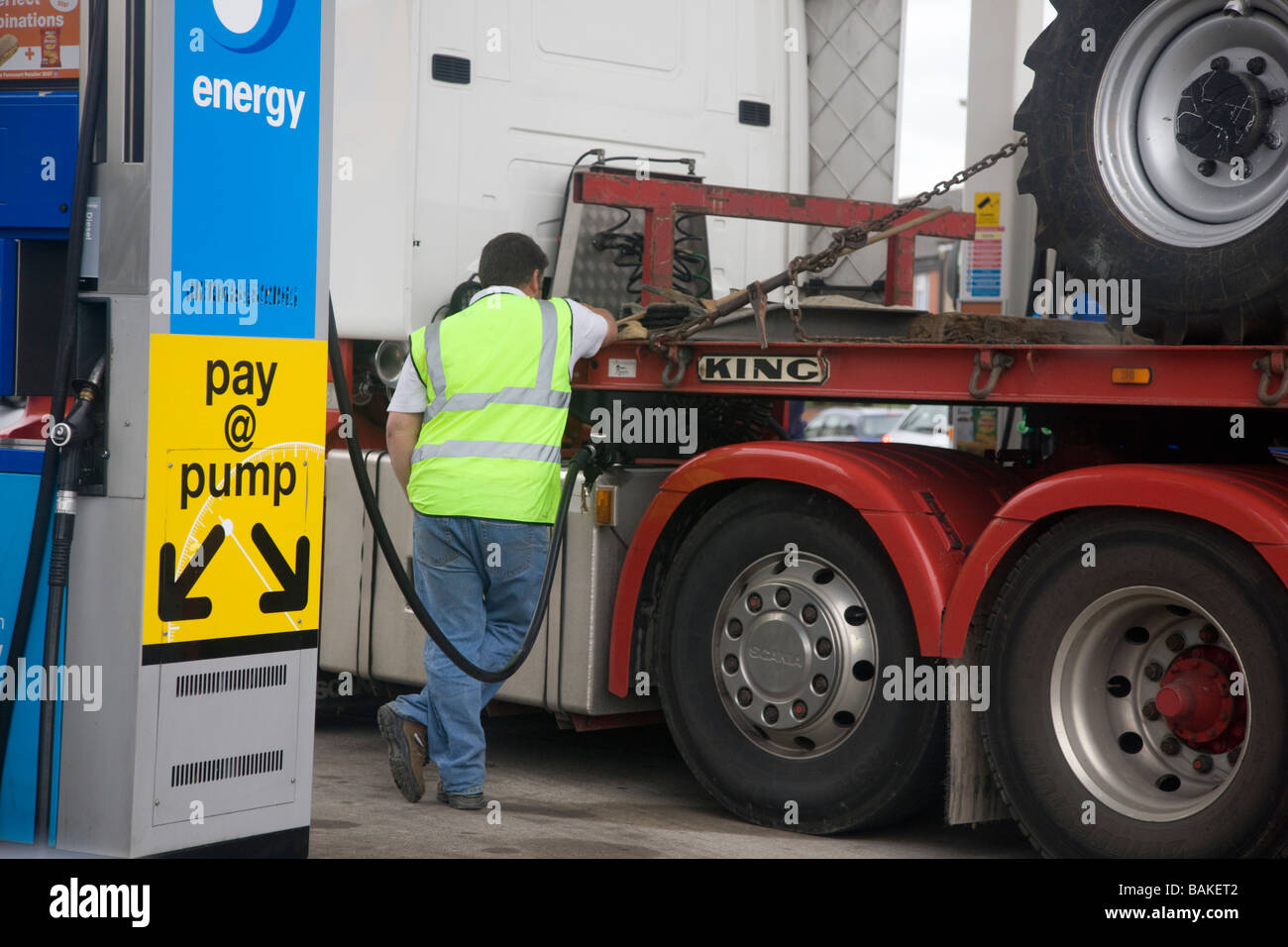 Füllt sich ein Monster-LKW mit Benzin oder Diesel mit Benzin oder Diesel Pumpe an der Tankstelle garage Stockfoto