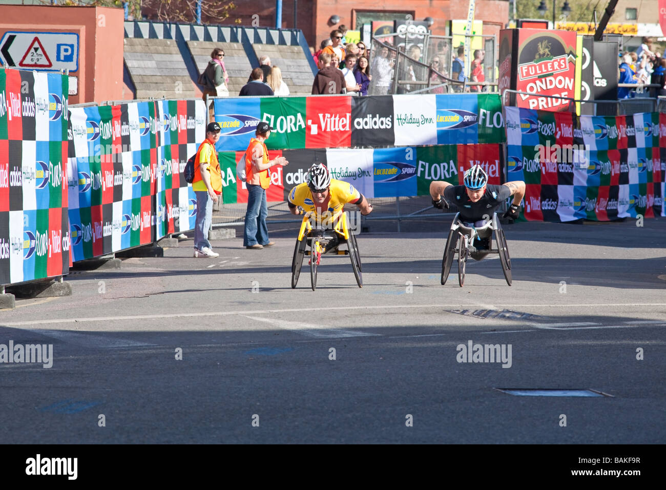 Herren Elite-Wheelchar Athleten bei den Flora London Marathon 2009 Cutty Sark Greenwich Stockfoto