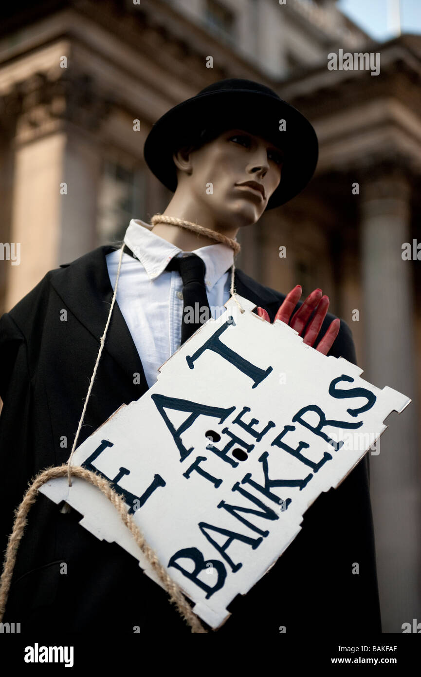 Antikapitalistische Demonstranten versammelten sich die Bank of England am Vorabend des G20-Gipfels, die mit der Polizei gewalttätig geworden Stockfoto