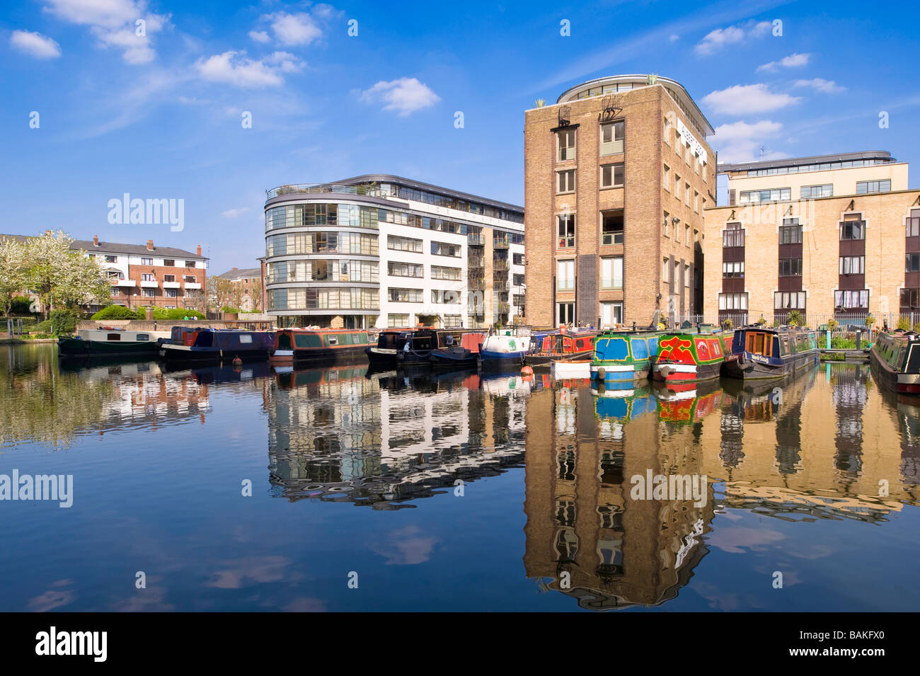Modernisierte Docks in Wohnimmobilien durch Regents Canal London Vereinigtes Königreich Stockfoto