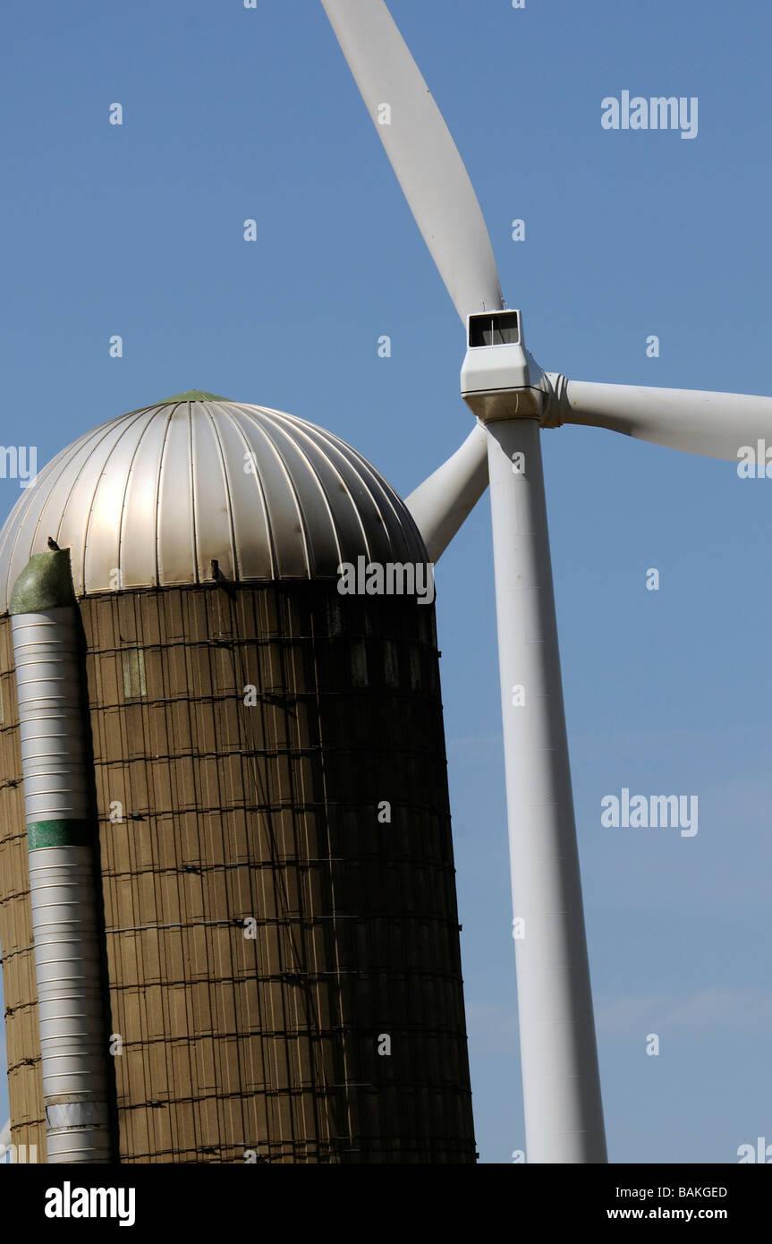 Windmühle in der Nähe von Scheune und Silo und Teil des Maple Ridge Windpark auf Schlepper Plateau im oberen Staat New York Stockfoto