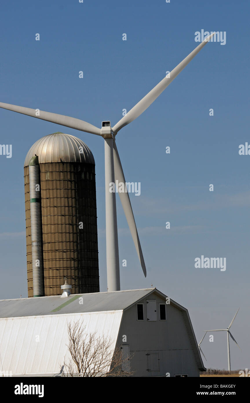 Windmühle in der Nähe von Scheune und Silo und Teil des Maple Ridge Windpark auf Schlepper Plateau im oberen Staat New York Stockfoto