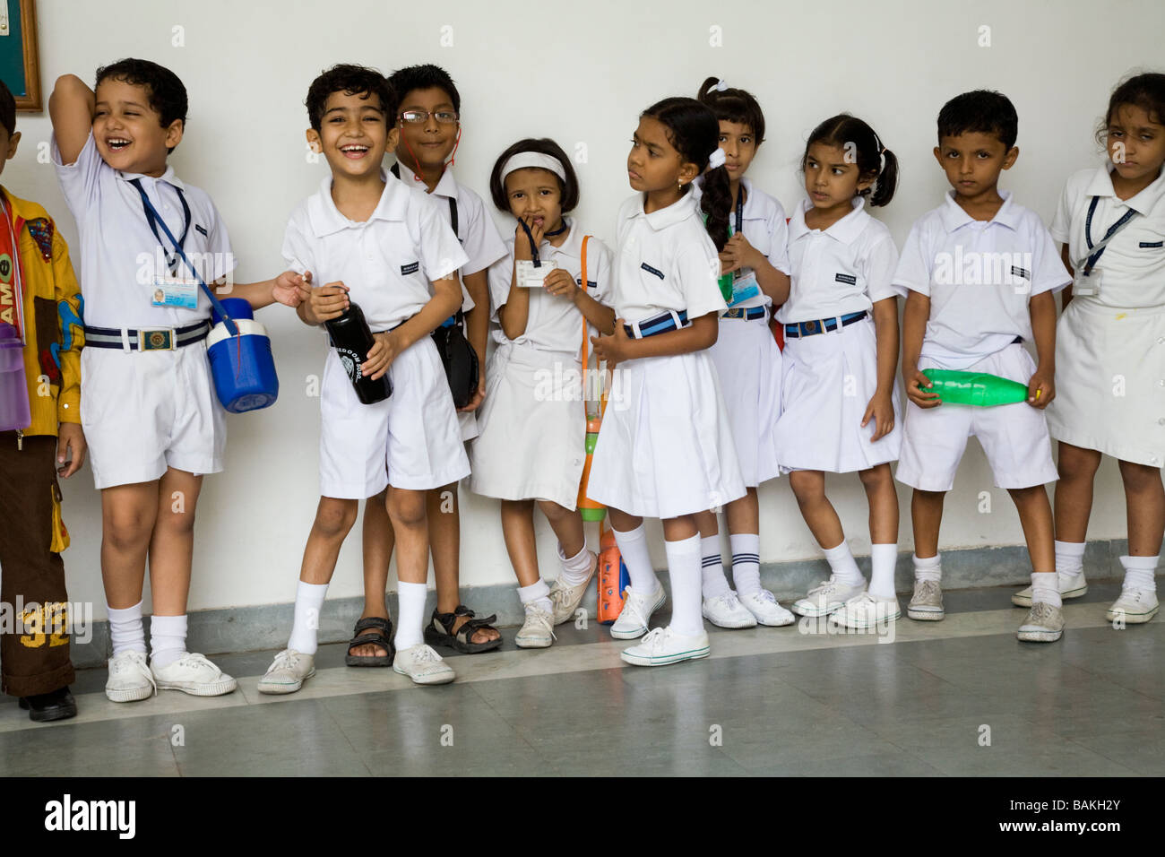 Kinder-Warteschlangen in der Schule in Hazira, in der Nähe von Surat. Gujarat. Indien Stockfoto