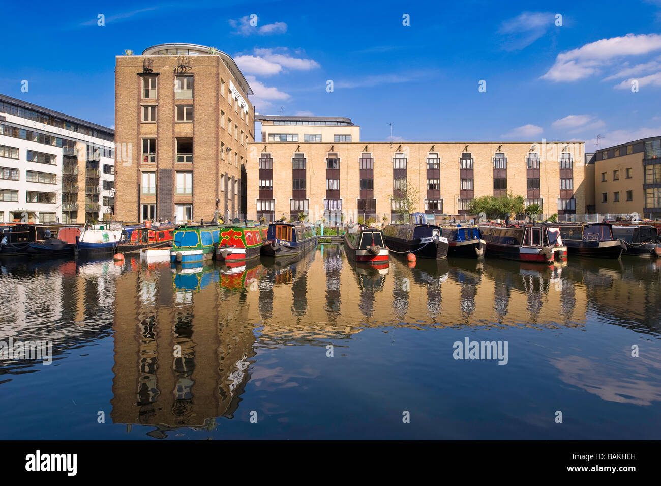 Modernisierte Docks in Wohnimmobilien durch Regents Canal London Vereinigtes Königreich Stockfoto