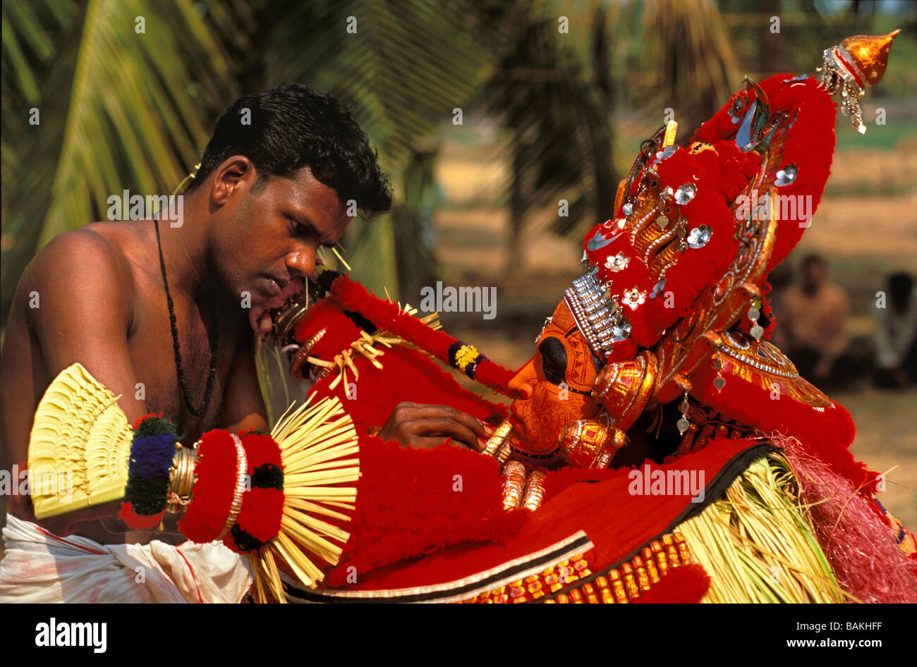 Indien, Bundesstaat Kerala, in der Nähe von Kanjangad, Kannankandy Bhagavathi Tempel, Anwendung machen bis zu Teyyam Vishnumurthi, Teyyam ist ein Stockfoto