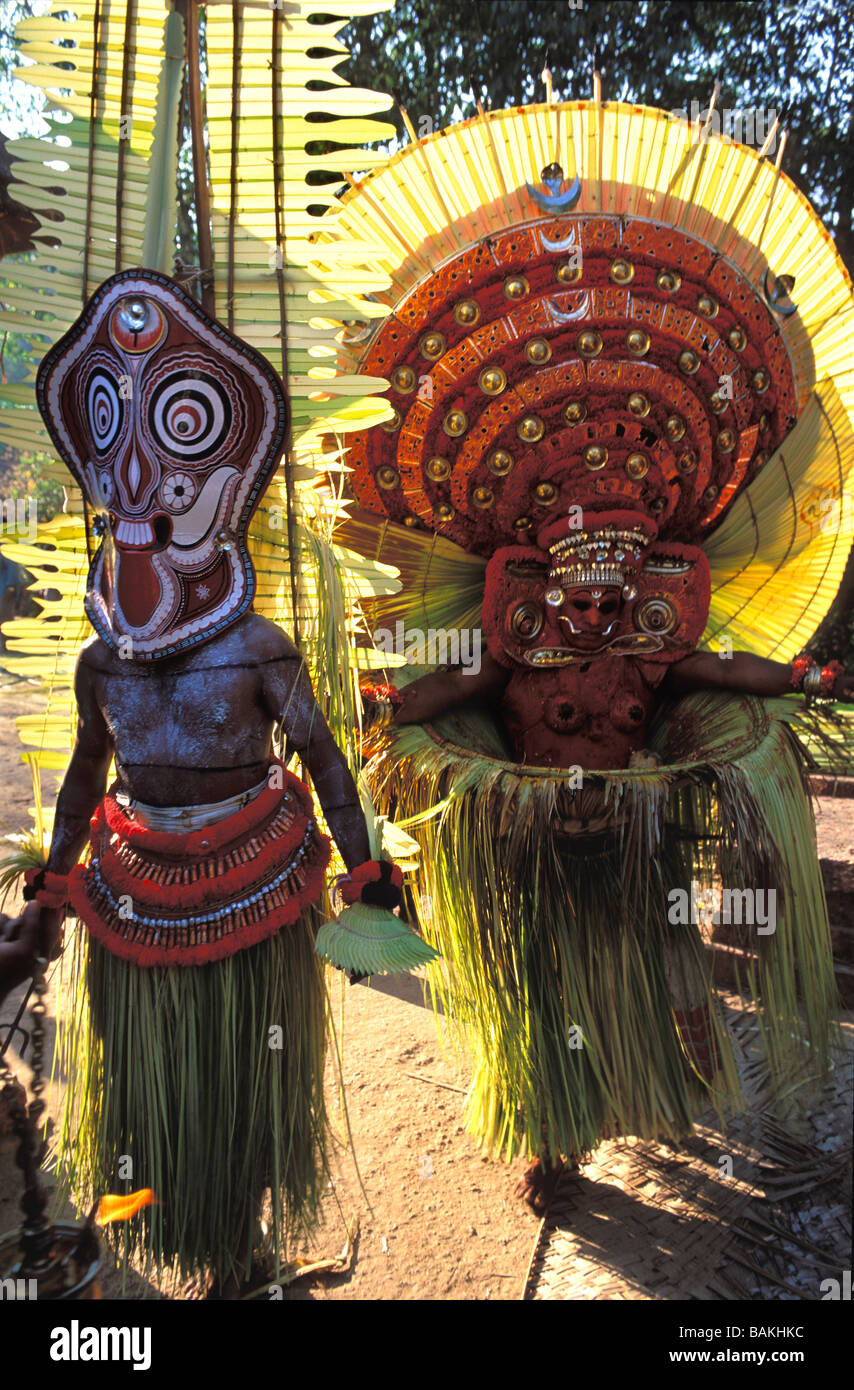 Indien, Bundesstaat Kerala, Kannur, Pallipram Kavu Tempel, Teyyams Gulikan und Puthiya Bhagavathi, Teyyam ist ein Tanz-ritual Stockfoto