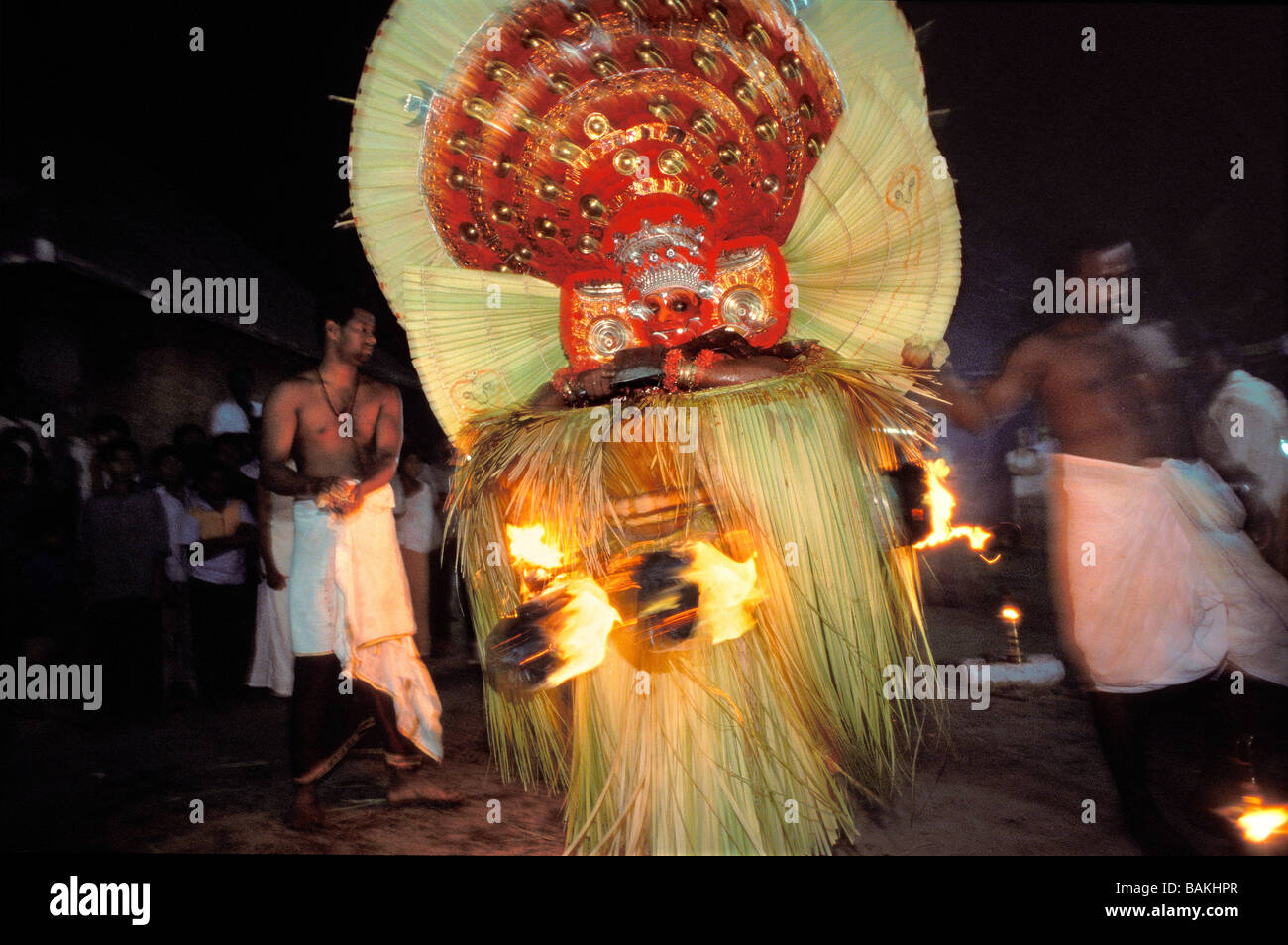 Indien, Bundesstaat Kerala, Kannur, Pallipram Kavu Tempel, Teyyam Jayalalithaa Bhagavathi touring des Schreins, ist Teyyam ein Tanz-ritual Stockfoto