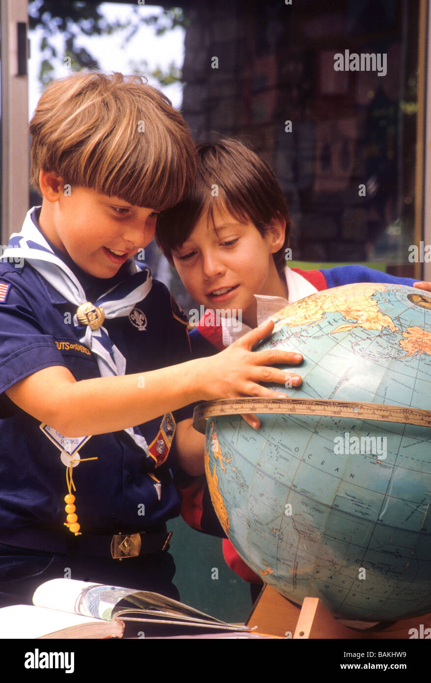 Zwei junge Studenten Welt Welt Geographie finden Karte Anteil des Landes Nation finden Forschung Studie Freund Stockfoto