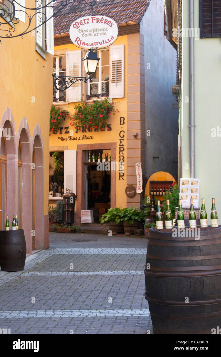 Wein-Shop auf einer Seitenstraße Metz Freres Mittagsmenue Elsass Frankreich Stockfoto