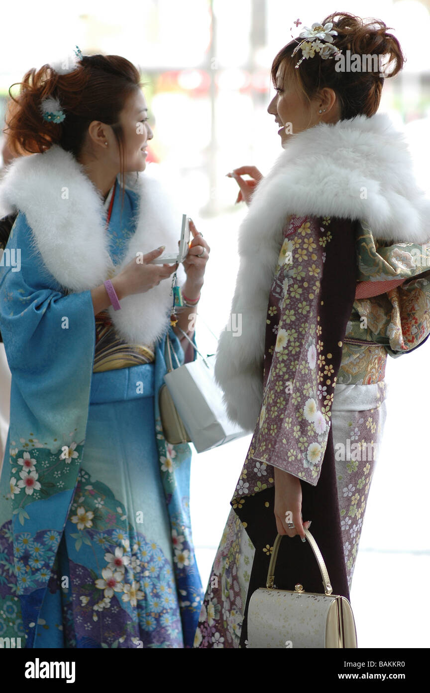 2 junge Japanerinnen im traditionellen Kimono Kleid sprechen Stockfoto