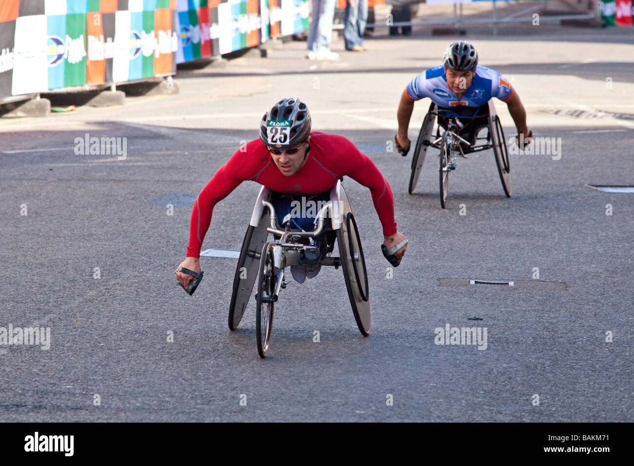 Herren Elite-Wheelchar Athleten bei den Flora London Marathon 2009 Cutty Sark Greenwich Stockfoto