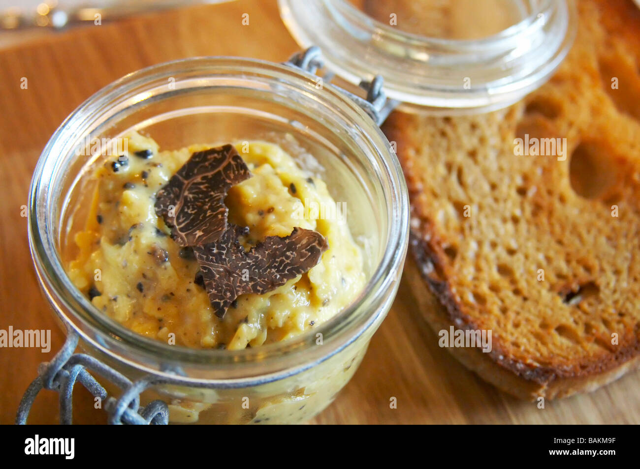 Rührei Ei-frische schwarze Trüffel und Brot Rhone Frankreich Stockfoto