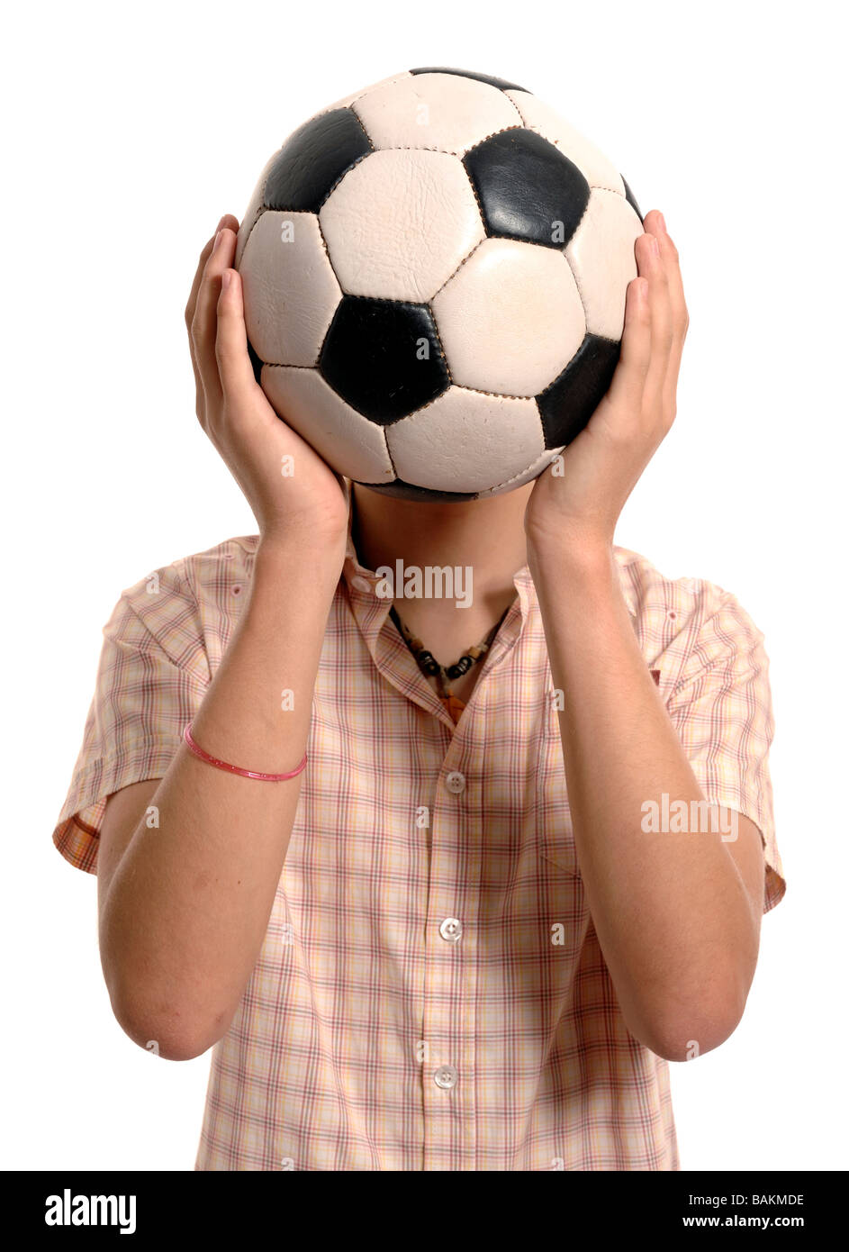 Junge hält einen Fußball Stockfoto