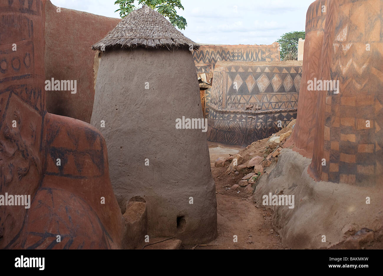 Burkina Faso, Naouri Provinz, Tiebele, Hirse Getreidespeicher und Lane mit traditionnellen Häuser mit Wandmalereien in den königlichen Palast von Stockfoto