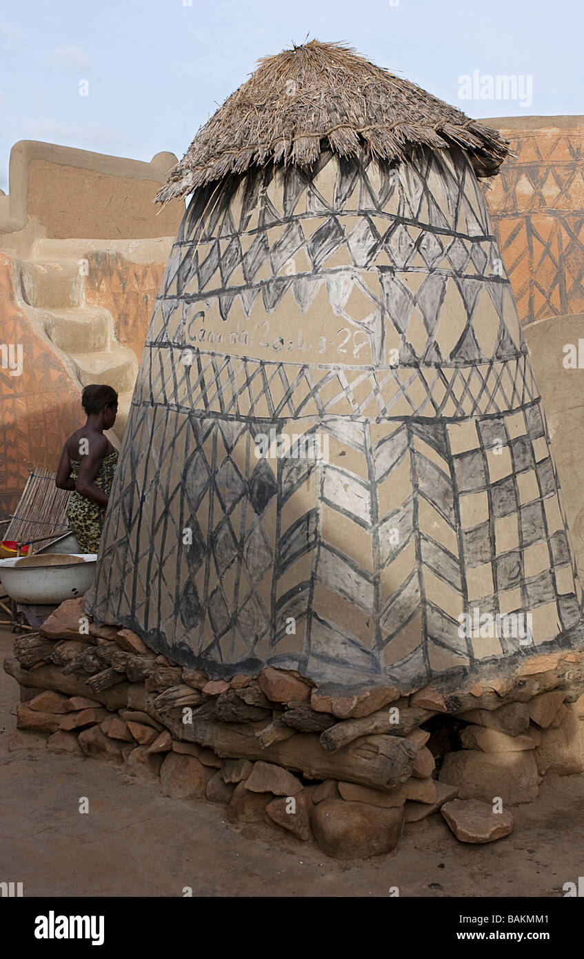 Burkina Faso, Naouri Provinz, Tiebele, Hirse Getreidespeicher und Hof eines Hauses traditionnellen mit Wandmalereien in den königlichen Palast von Stockfoto