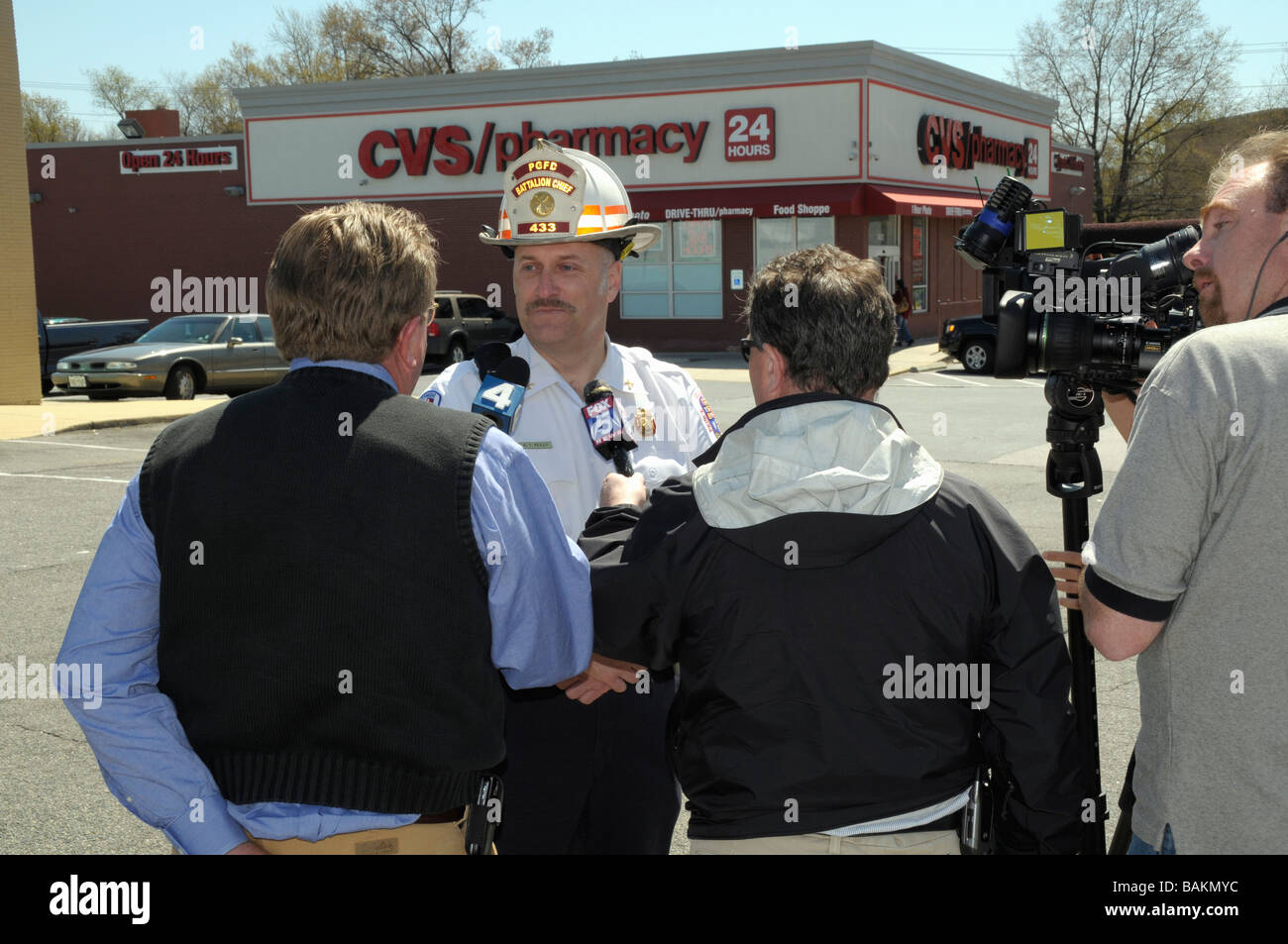 Die Medien interviews ein Feuerwehrchef am Tatort eines Notfalls in Lahnam, Maryland Stockfoto
