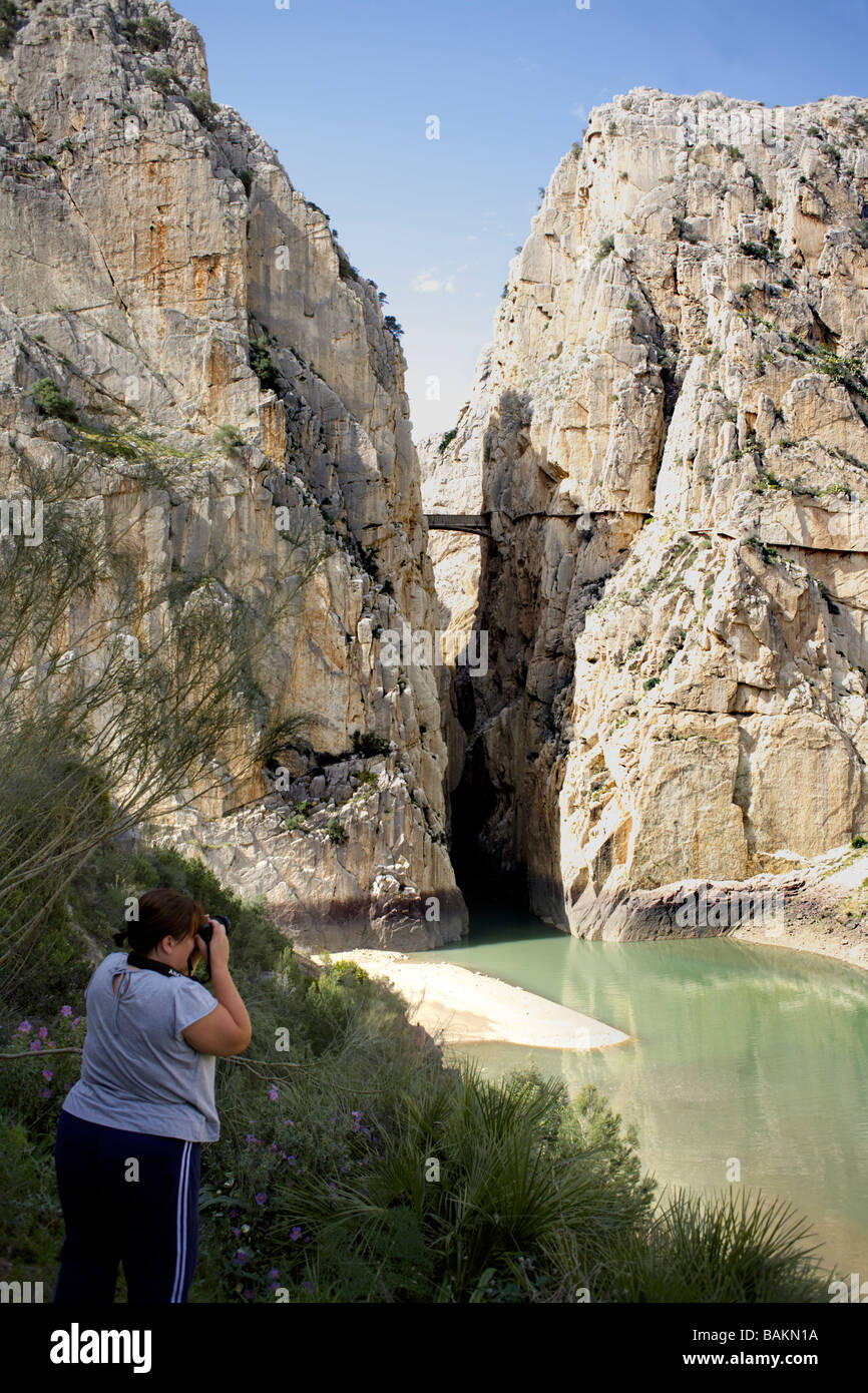 Eine weibliche Touristen fotografieren El Desfiladero de Los Gaitanes Schlucht oder Canyon, durch den Fluss Guadalhorce, in der Nähe von El Chorro geschnitzt, Stockfoto