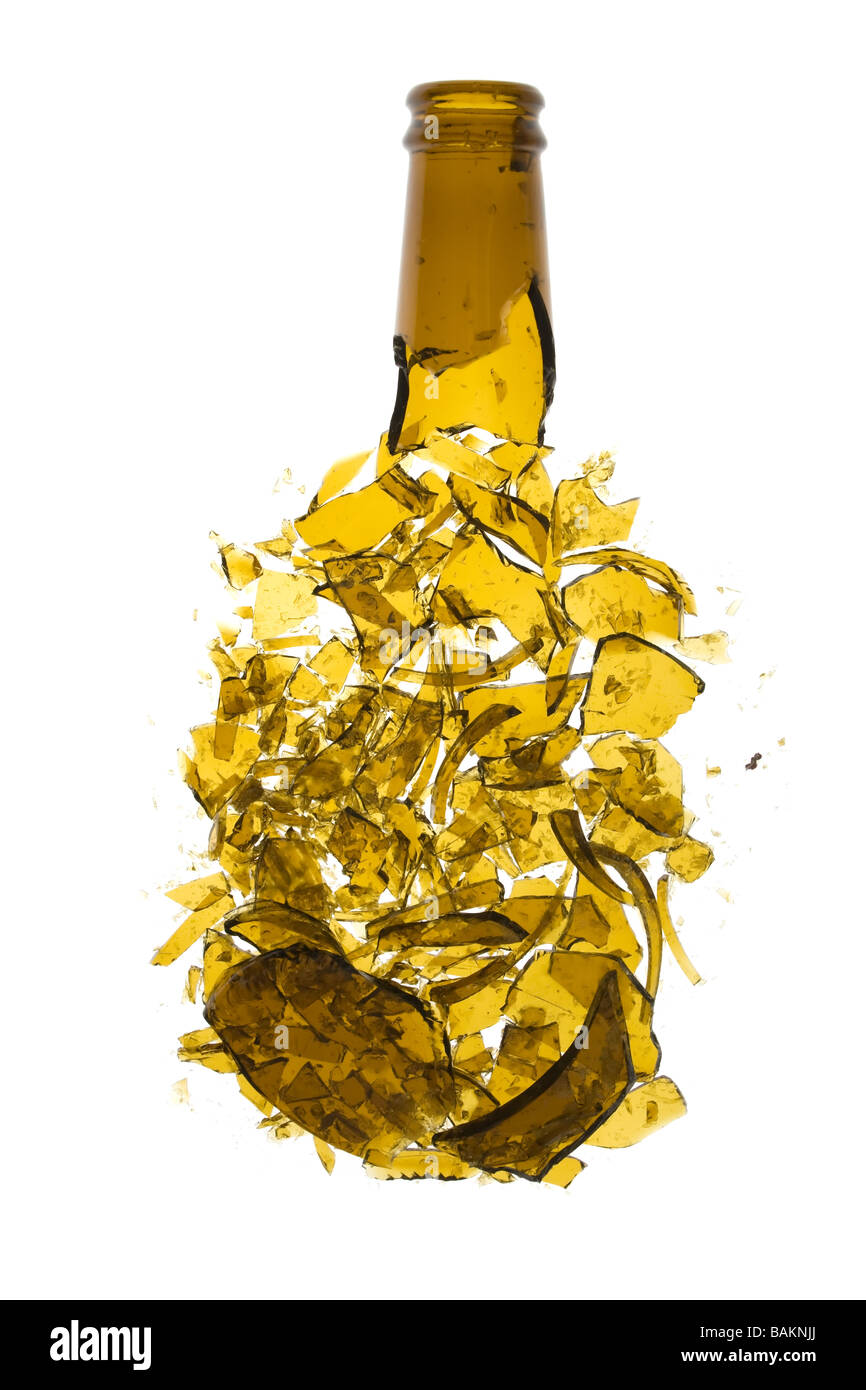 Zerbrochene Bierflasche isoliert auf weißem Hintergrund Stockfoto