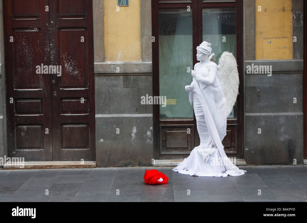 Straßenkünstler, verkleidet als Engel als Straßenmusikant auf Straße in Spanien Stockfoto