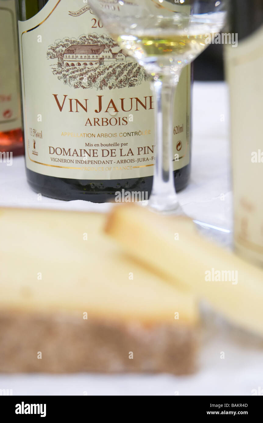 Flasche und Glas Arbois vin Jaune Wein und Comte Käse Domaine De La Pinte Arbois Frankreich Stockfoto
