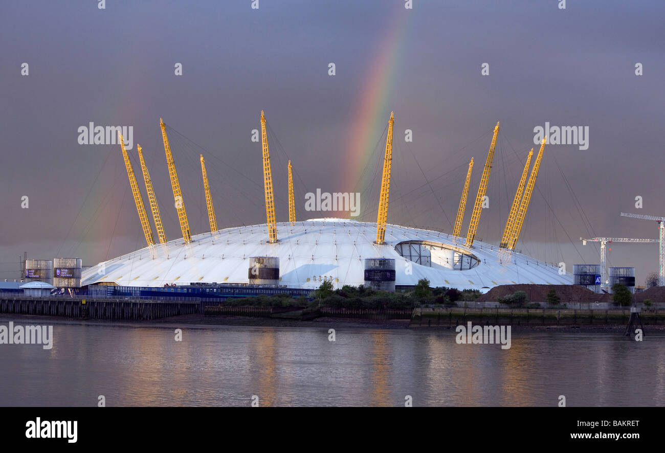 Blick auf die O2-Kuppel mit einem Regenbogen drüber Stockfoto