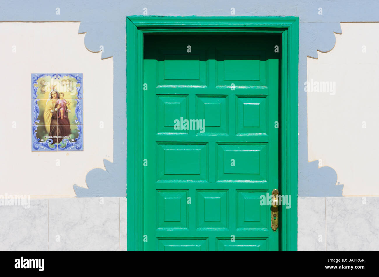 Grüne Tür in weiß getünchten Haus auf Fuerteventura auf den Kanarischen Inseln. Stockfoto