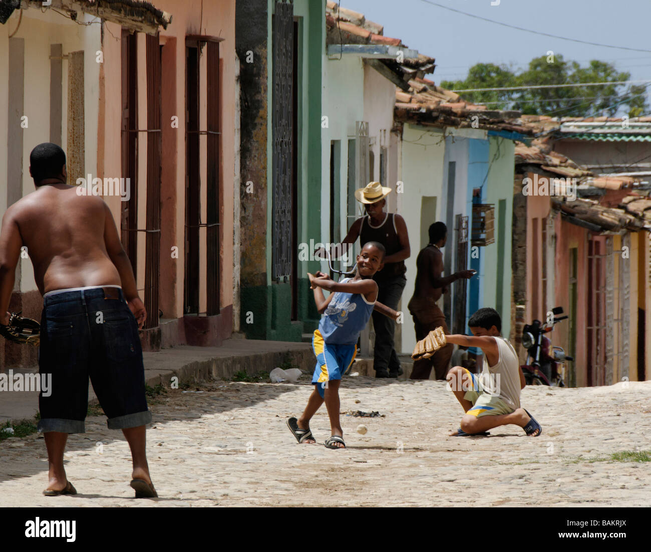 Baseball in der Straße, Trinidad, Kuba Stockfoto