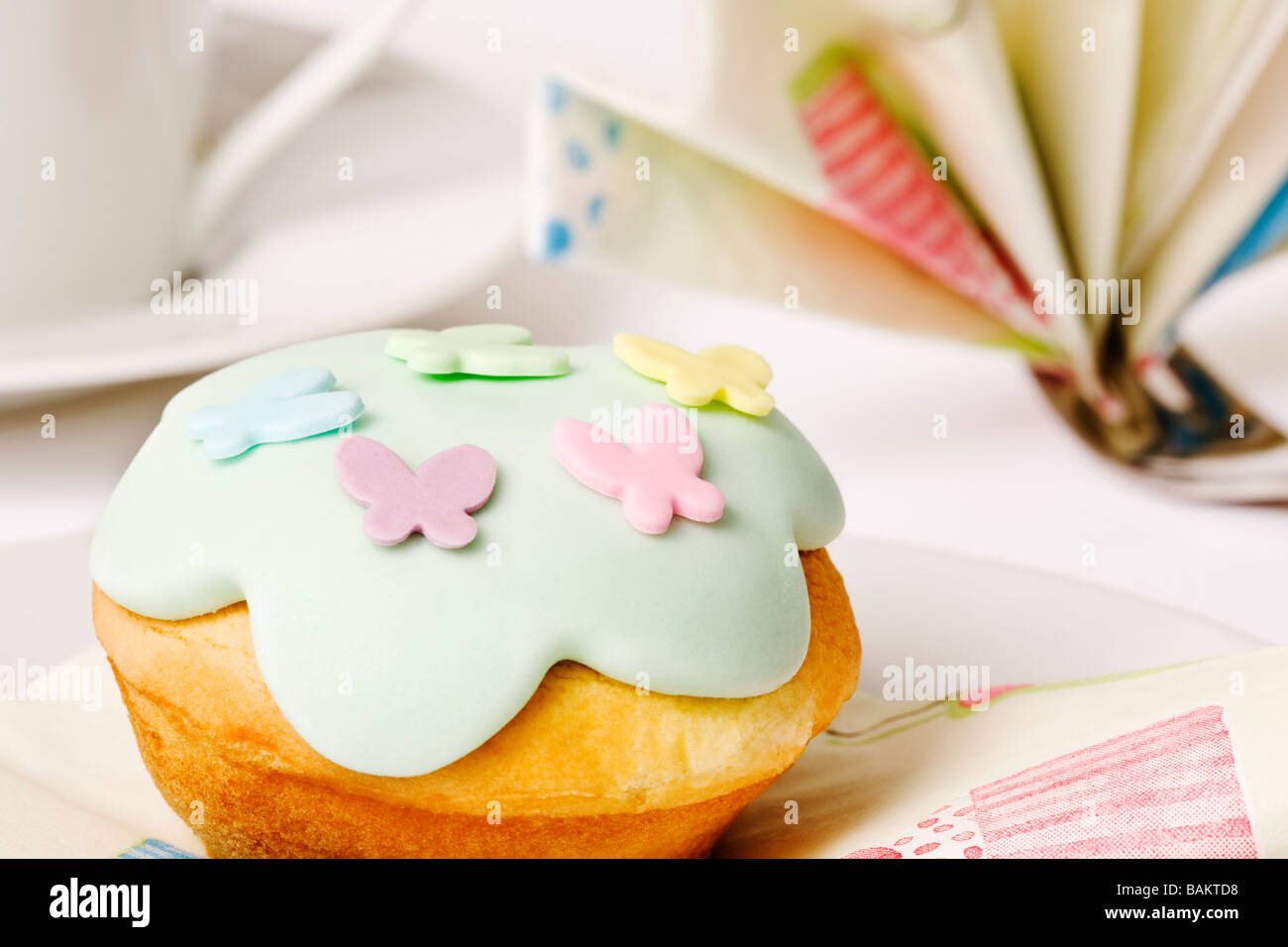Cupcake Fairy Cake gegen weißen Boden zurück Stockfoto