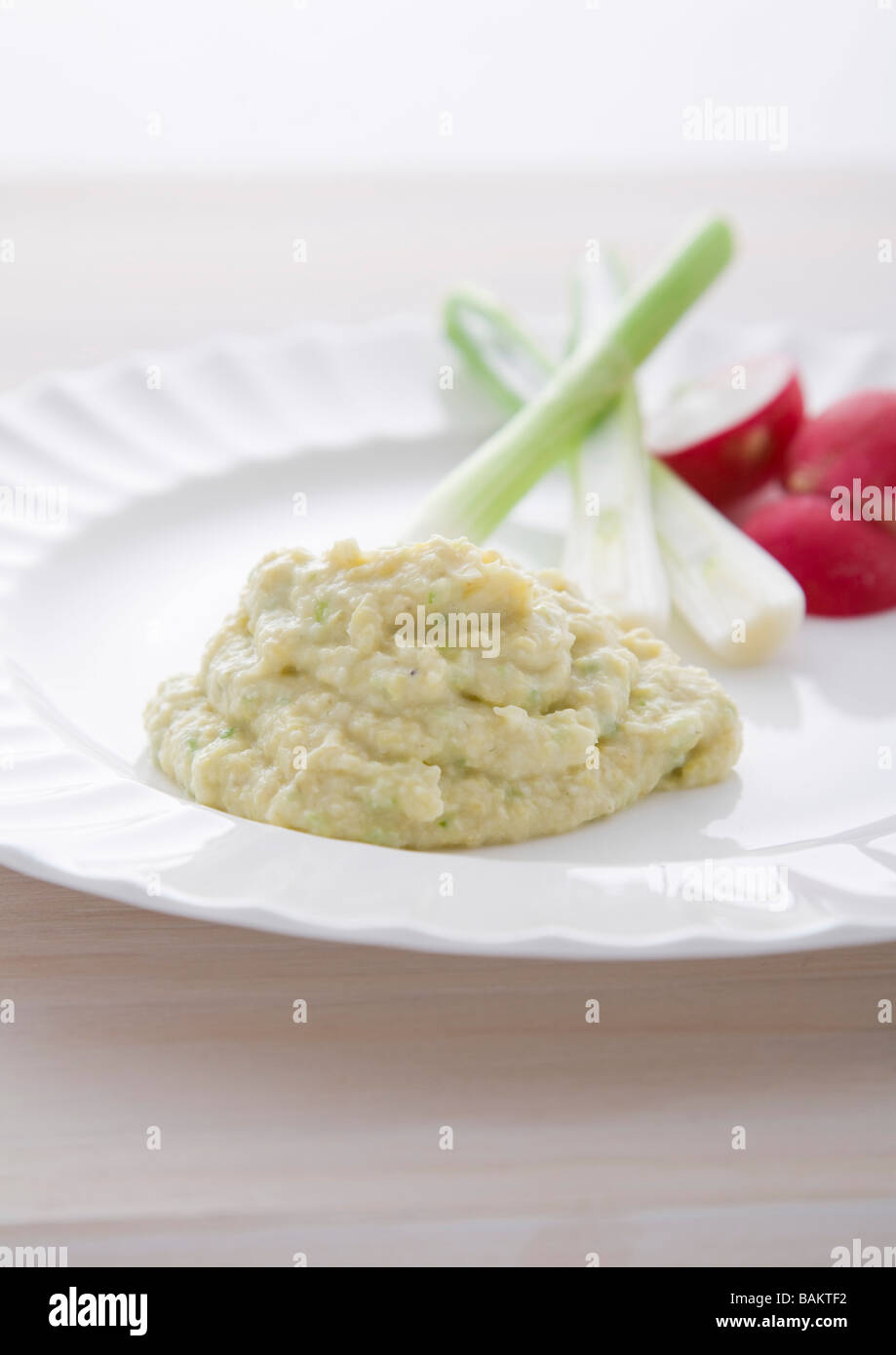 Artischocke und Frühlingszwiebel-Dip Stockfoto