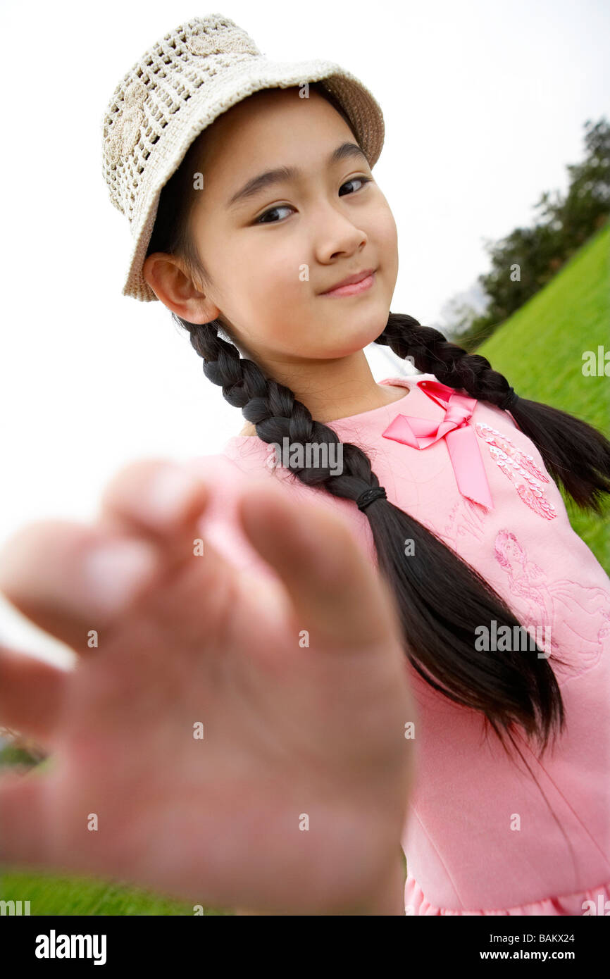 Kleines Mädchen mit der Hand in Richtung der Kamera Stockfoto