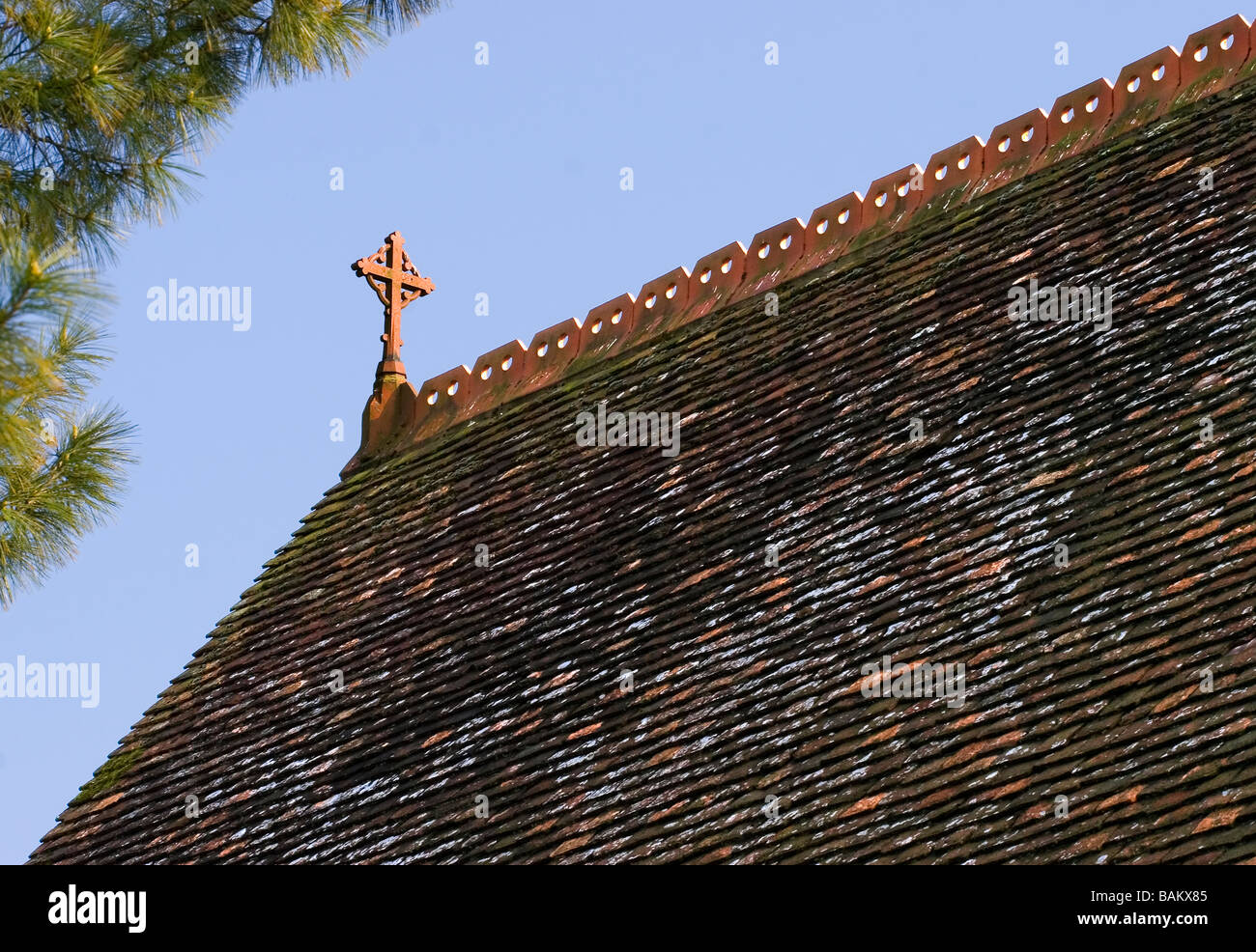 Das Kreuz auf dem Dach des Helmkamera Kirche gegen blauen Himmel Helmkamera Kent England Stockfoto