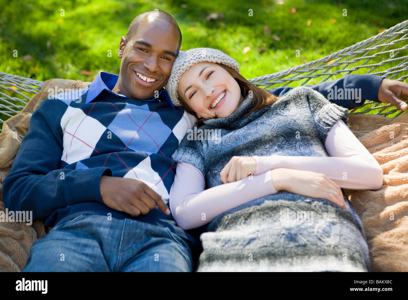 Junges Paar auf der Hängematte Stockfoto