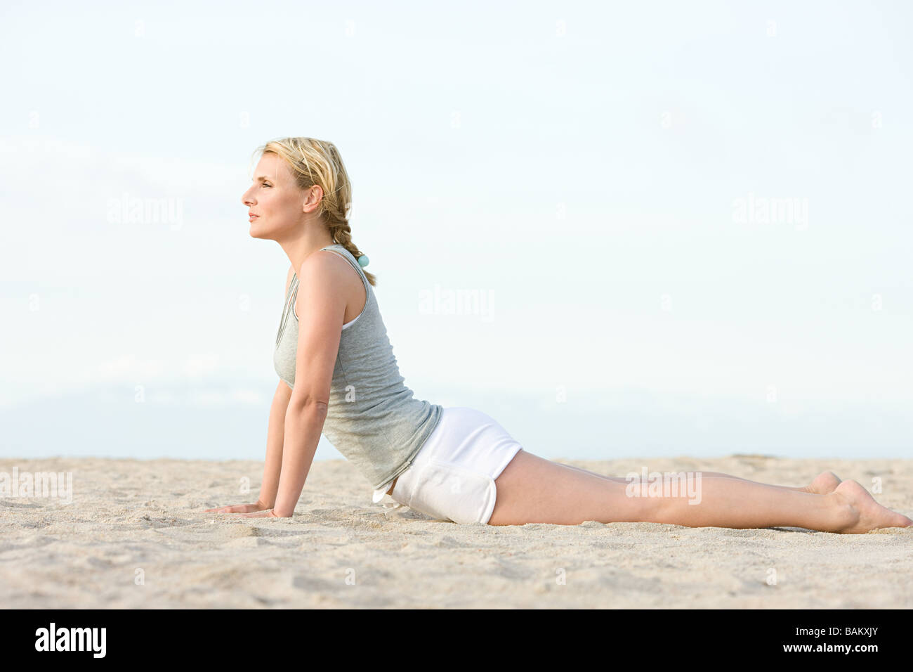 Frau beim Yoga am Strand Stockfoto