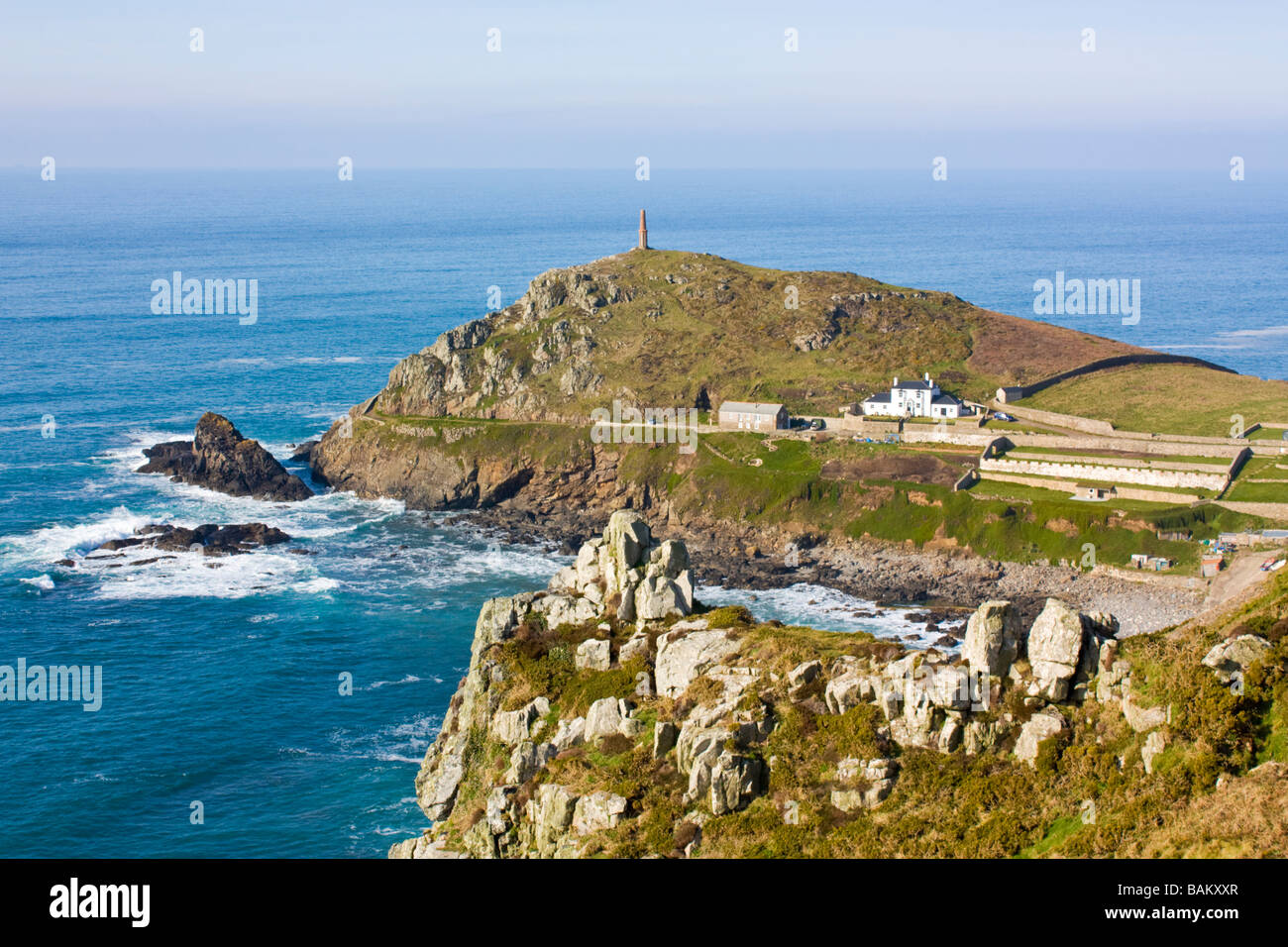 Carn Gloose mit Cape Cornwall im Hintergrund Stockfoto