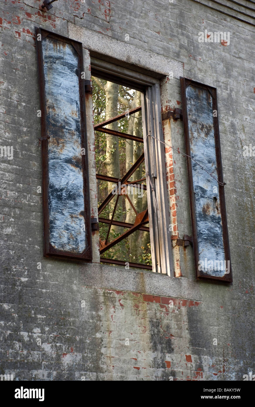 Rost rostig Eisen Stahl Fensterläden Ziegel Wand antike Ruine bauen alte vertikale verlassenen leer frei öffnen durch Verschluss-Ansicht Stockfoto