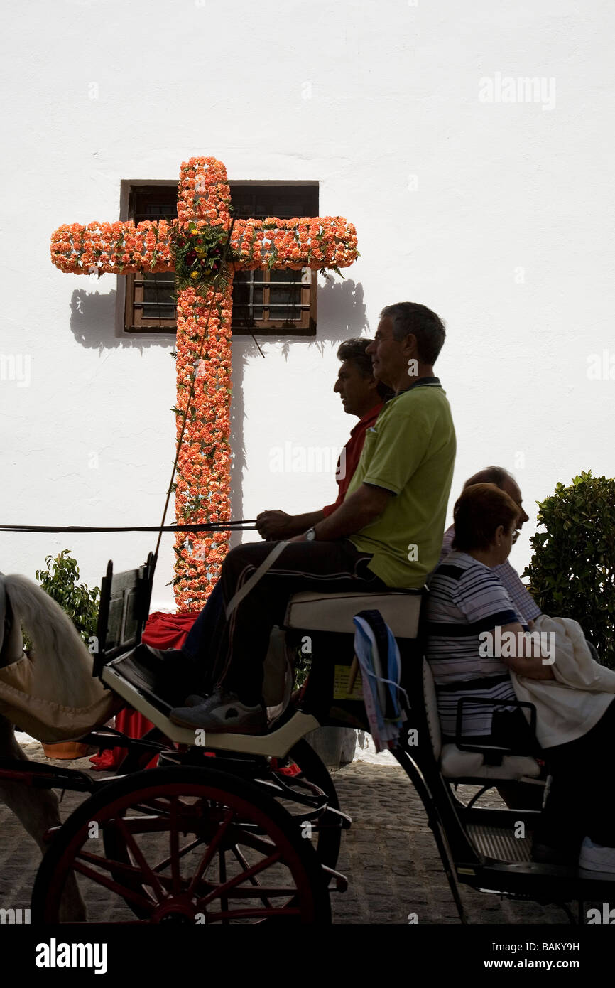 Cruces de Mayo im weißen Dorf Mijas Málaga Sonne Küste in Andalusien Spanien Stockfoto